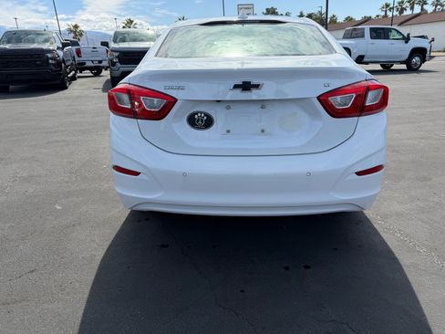 Used 2018 Chevrolet Cruze LT w/ Convenience Package FWD image 4