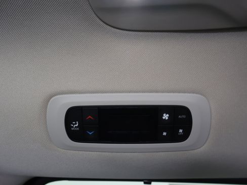 Used 2024 Chrysler Pacifica Touring-L image 37