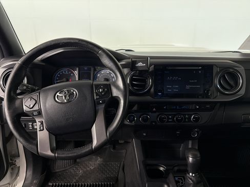 Used 2017 Toyota Tacoma TRD Sport AWD/4WD image 3