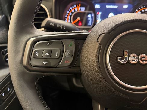 Used 2025 Jeep Gladiator Sport AWD/4WD image 23