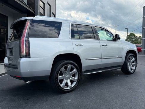 Used 2019 Cadillac Escalade Luxury AWD/4WD image 3
