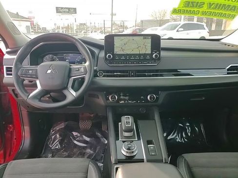 Used 2024 Mitsubishi Outlander SE image 12