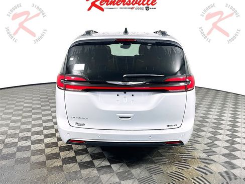 New 2026 Chrysler Pacifica Pinnacle image 6