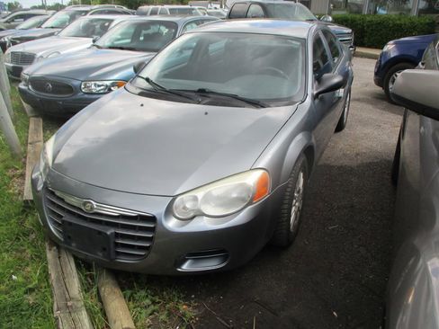 Used 2006 Chrysler Sebring Sedan FWD image 3