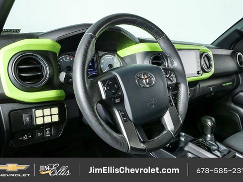 Used 2020 Toyota Tacoma TRD Sport AWD/4WD image 4