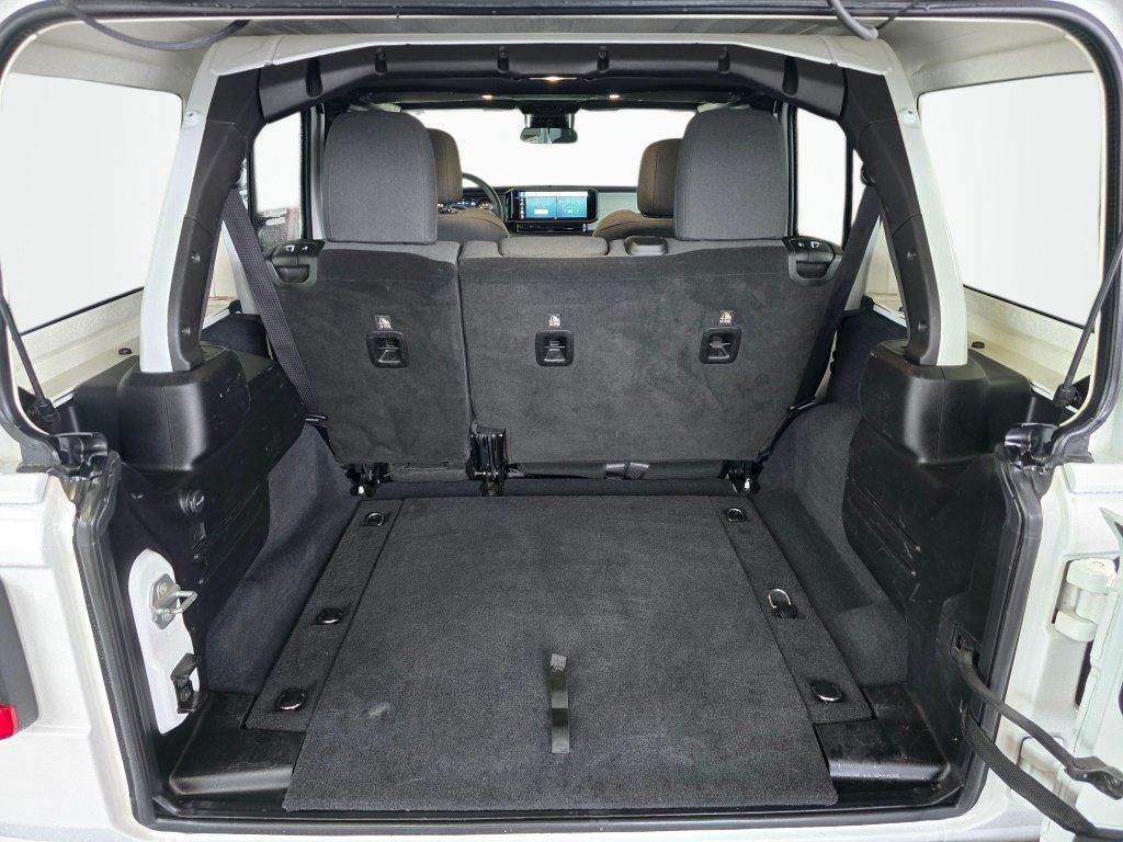 Used 2025 Jeep Wrangler Unlimited Sahara AWD/4WD image 15