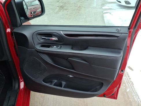 Used 2015 Dodge Grand Caravan SE image 17