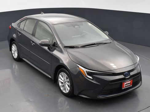 Used 2025 Toyota Corolla LE w/ LE Premium Package FWD image 22