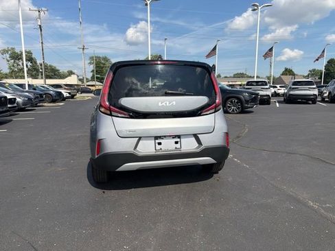 Used 2025 Kia Soul LX w/ LX Technology Package FWD image 13