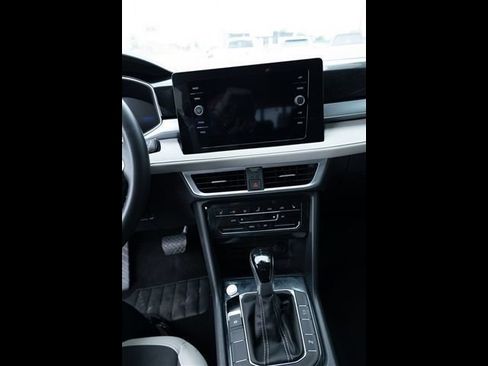 Used 2025 Volkswagen Taos SE FWD image 14