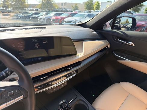 Used 2024 Cadillac XT4 Luxury w/ Cold Weather Package FWD image 28