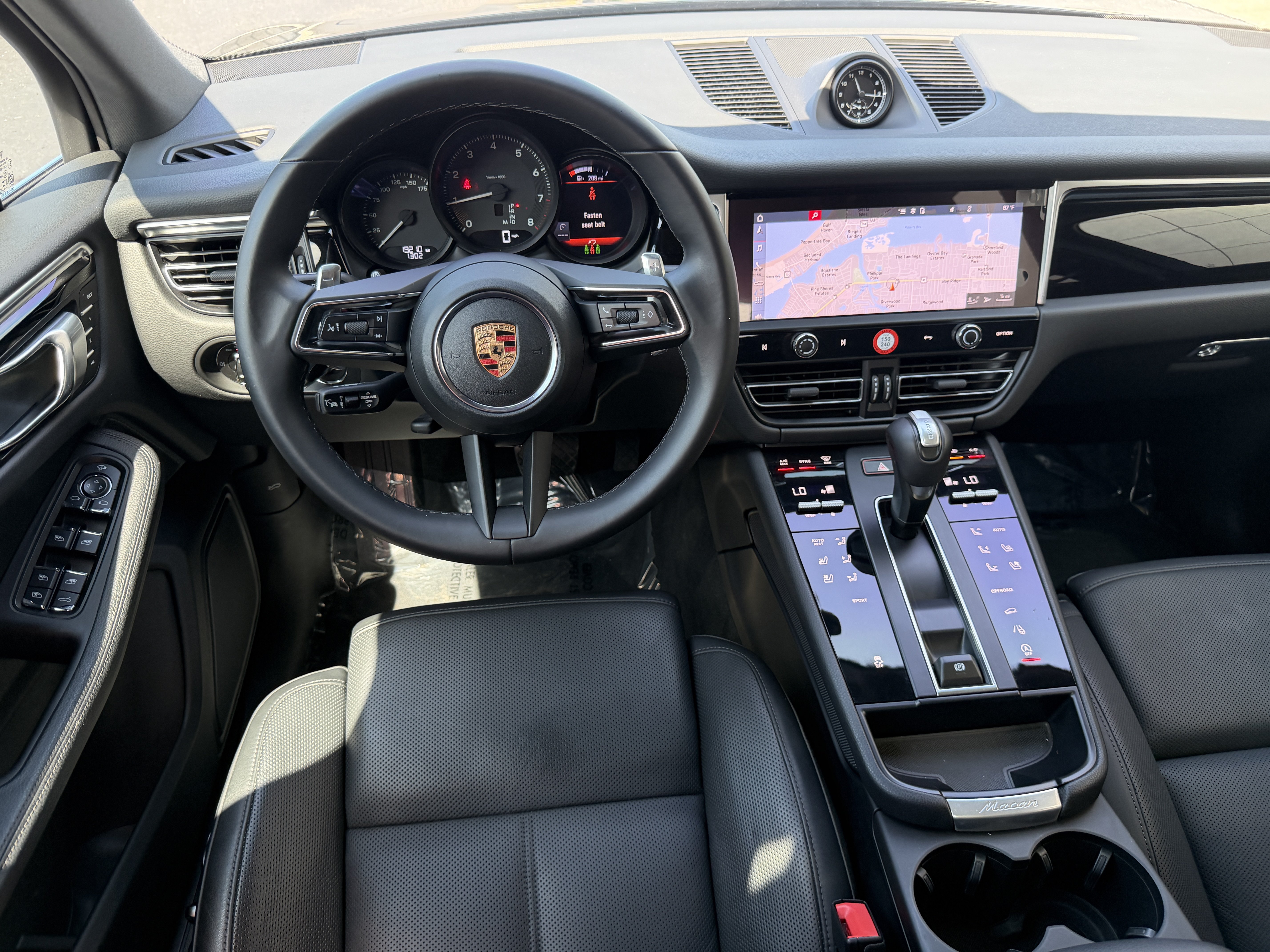 Certified 2024 Porsche Macan AWD/4WD image 16
