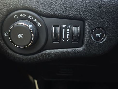 Used 2020 Jeep Cherokee Latitude Plus image 26