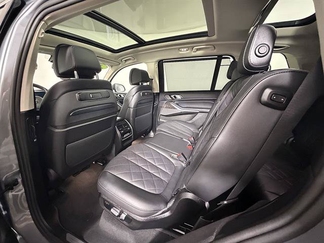 Used 2025 BMW X7 xDrive40i w/ Premium Package AWD/4WD image 11