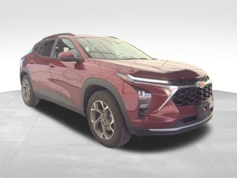 Used 2025 Chevrolet Trax LT w/ LT Convenience Package image 2