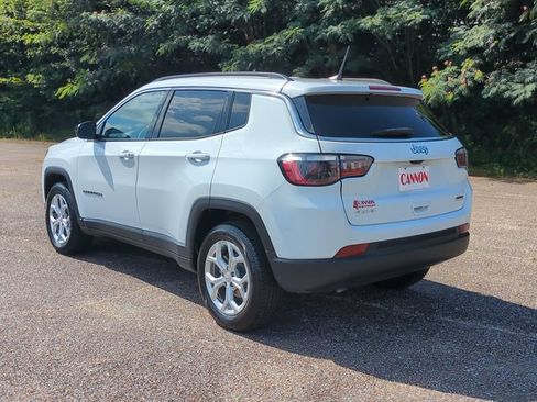 Used 2024 Jeep Compass Latitude AWD/4WD image 7