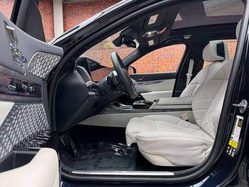 Certified 2023 BMW 760i xDrive w/ Executive Package image 22