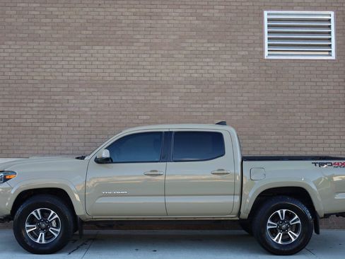 Used 2017 Toyota Tacoma TRD Sport w/ Tow Package (A/T) AWD/4WD image 3