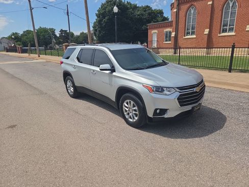Used 2020 Chevrolet Traverse LT w/ Driver Confidence II Package FWD image 2