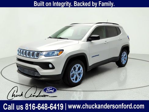 Used 2024 Jeep Compass Latitude AWD/4WD image 2
