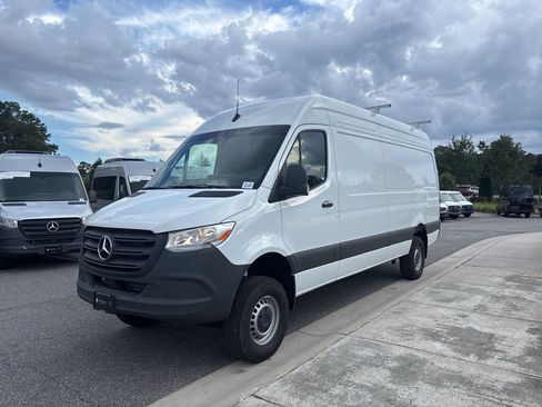 Used 2024 Mercedes-Benz Sprinter 2500 image 7
