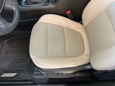 Used 2023 Chevrolet Traverse LT image 20