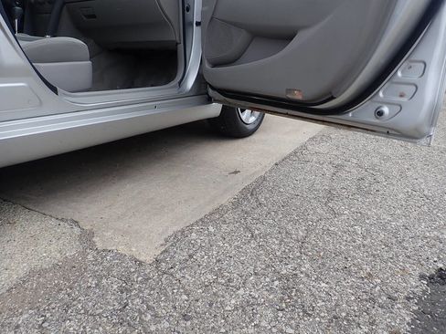 Used 2010 Toyota Camry LE image 24