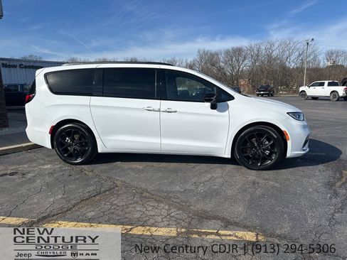 Used 2024 Chrysler Pacifica Touring-L w/ S Appearance Package image 3