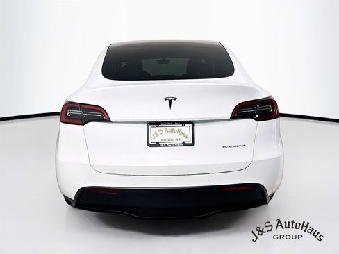 Used 2022 Tesla Model Y Long Range image 6