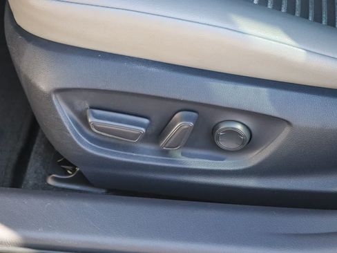 Used 2018 Toyota Camry SE FWD image 19
