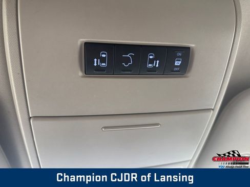 Used 2016 Chrysler Town & Country Touring image 22