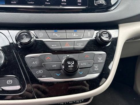 Used 2024 Chrysler Pacifica Touring-L FWD image 19