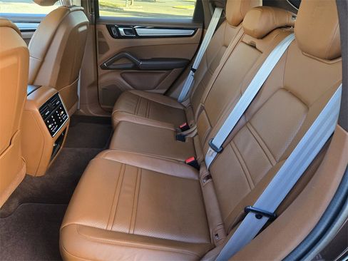 Used 2023 Porsche Cayenne Platinum Edition w/ Premium Package Plus (PIA) image 18