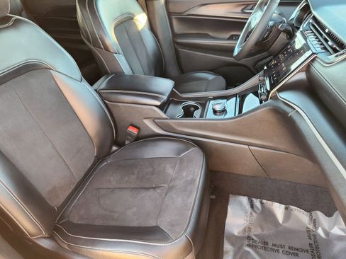 Used 2023 Jeep Grand Cherokee L Laredo image 15