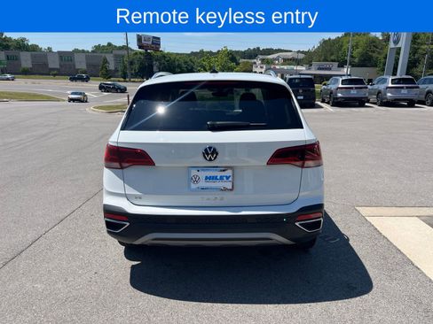 Used 2024 Volkswagen Taos SE w/ Black Wheel Package FWD image 7