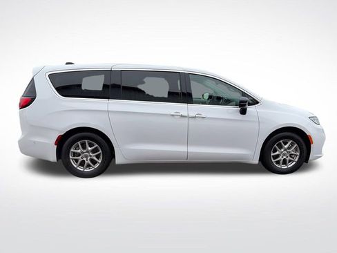 Used 2024 Chrysler Pacifica Touring-L FWD image 9