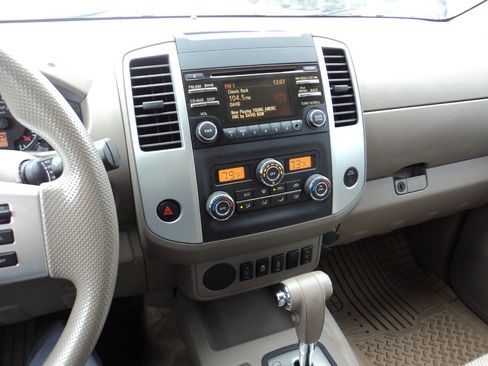 Used 2014 Nissan Frontier SV w/ SV Value Truck Package RWD image 12