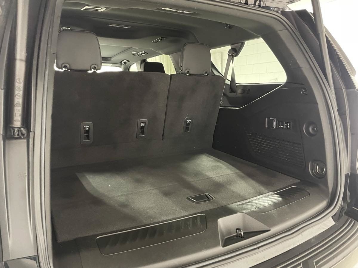 Used 2025 Chevrolet Suburban LT w/ Comfort Package AWD/4WD image 15