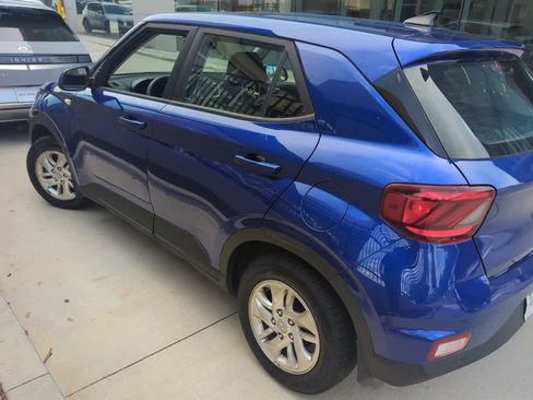 Used 2022 Hyundai Venue SE FWD image 3