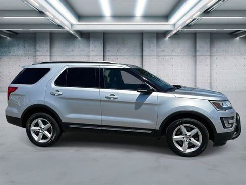 Used 2017 Ford Explorer XLT w/ Equipment Group 202A AWD/4WD image 3