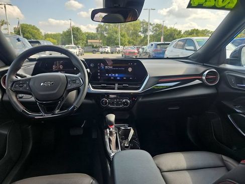 Used 2024 Chevrolet Trax RS w/ Sunroof Package FWD image 13