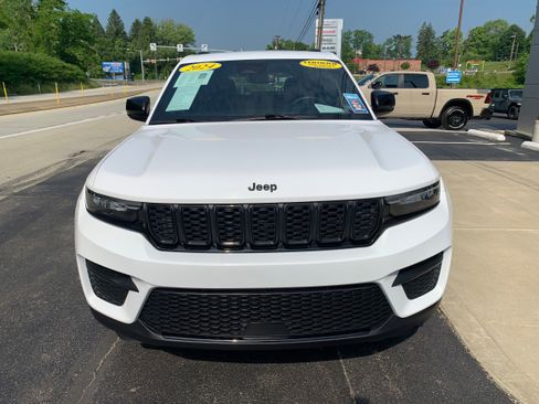 Certified 2024 Jeep Grand Cherokee Altitude image 3
