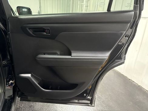 Used 2023 Toyota Highlander L FWD image 13