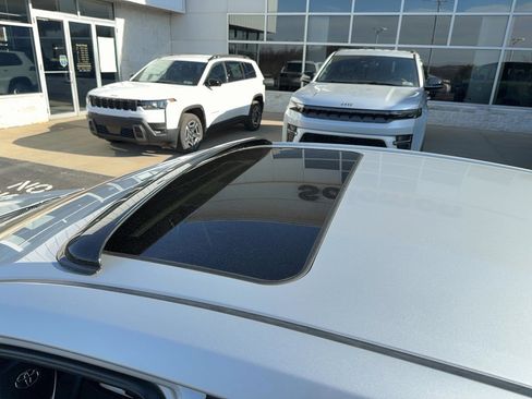 Used 2019 Toyota Corolla SE w/ SE Premium Package image 11