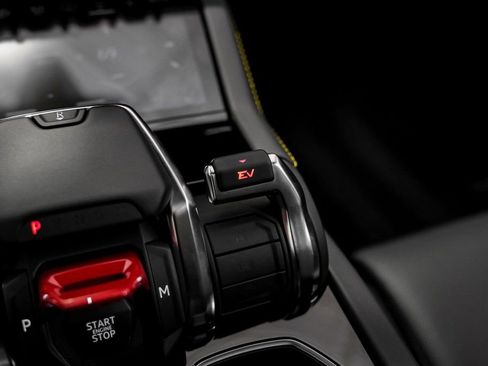 Used 2025 Lamborghini Urus SE image 26