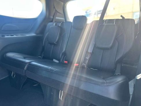 Used 2025 Chrysler Pacifica Select image 17