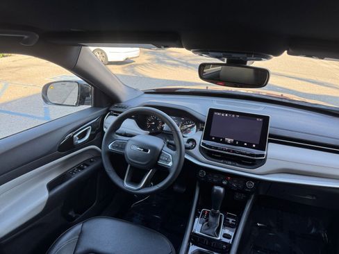 Used 2025 Jeep Compass Limited image 35