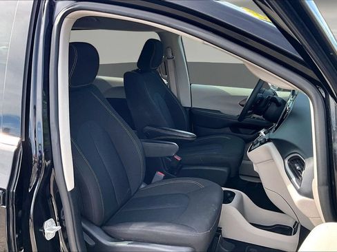 Used 2024 Chrysler Voyager LX FWD image 33