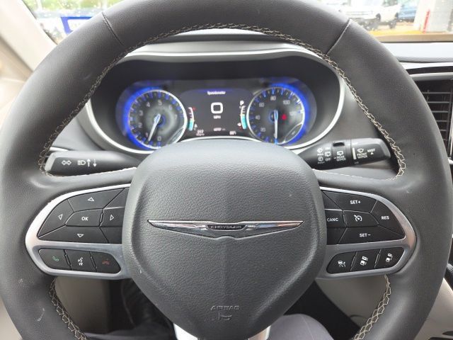 Used 2023 Chrysler Pacifica Touring-L FWD image 40