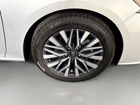 Used 2024 Nissan Altima 2.5 SV image 32